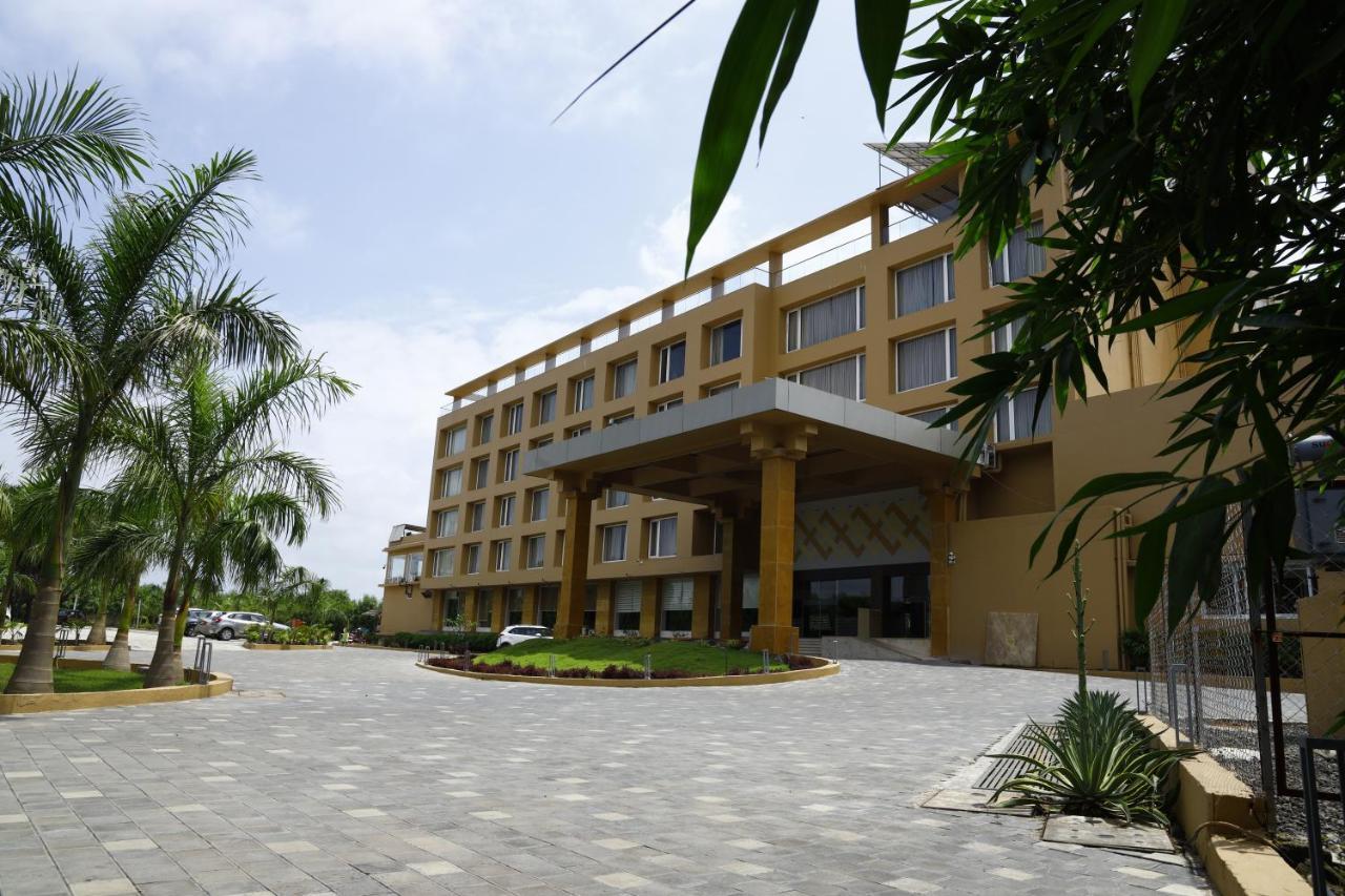 Devka Beach Resort Daman Exterior foto